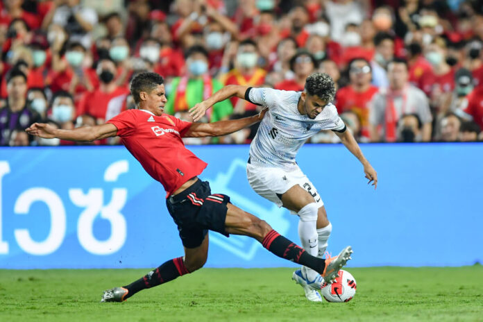 Varane e Luis Diaz em um Liverpool x Manchester United