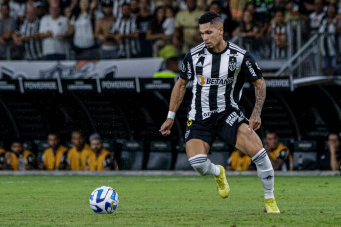 Paulinho com a camisa do Atlético-MG