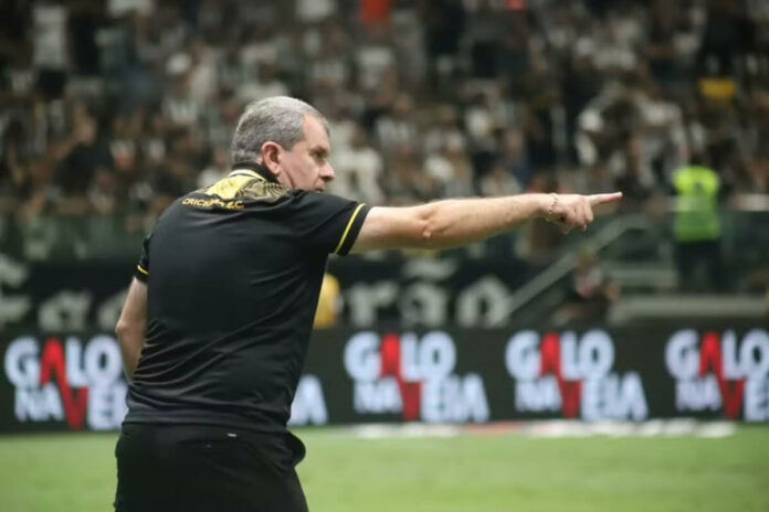 Cláudio Tencati, técnico do Criciúma